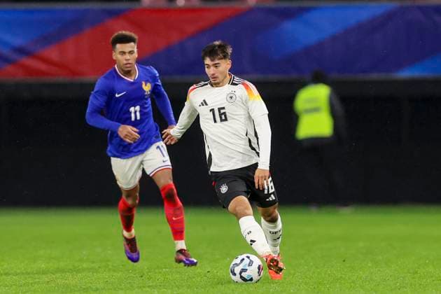 France, Valenciennes, 19 11 2024, Stade du Hainaut, France U21 v Germany U21 International Friendly, Jens Castrop Germany controls the ball Valenciennes Stade du Hainaut France eu-images-700