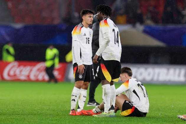 France, Valenciennes, 19 11 2024, Stade du Hainaut, France U21 v Germany U21 International Friendly, Jens Castrop Germany , Hendry Blank Germany and Brajan Gruda Germany look dejected Valenciennes Stade du Hainaut France eu-images-700