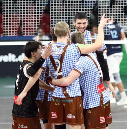 Herrsching happy about point win, He Volleyballl, CEV Challenge Cup, 2024 25, WWK Volleys Herrsching vs Cisnere Alter Tenerife, 19 11 24, BMW Park Muenchen, Copyright: WolfgangxFehrmann