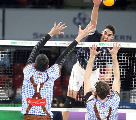 from left Ilic DORDE Herrsching SRB , Carlos NIEVES SUAREZ Tenerife , Filip JOHN Herrsching , He Volleyballl, CEV Challenge Cup, 2024 25, WWK Volleys Herrsching vs Cisnere Alter Tenerife, 19 11 24, BMW Park Muenchen, Copyright: WolfgangxFehrmann