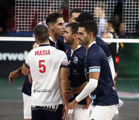 Tenerife players after losing a point He Volleyballl, CEV Challenge Cup, 2024 25, WWK Volleys Herrsching vs Cisnere Alter Tenerife, 19 11 24, BMW Park Muenchen, Copyright: WolfgangxFehrmann