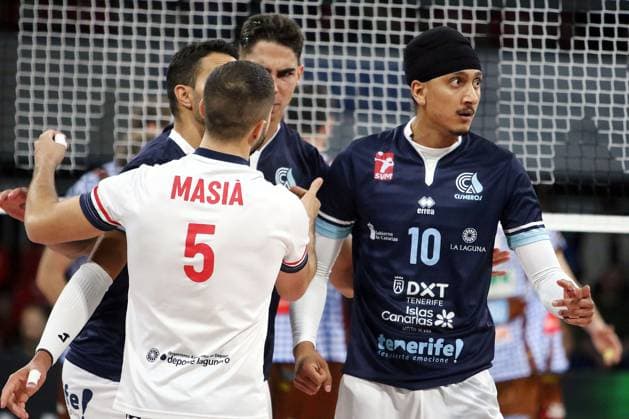 Players from Tenerife with joy after winning a point, right Navret SUHAN Tenerife , He Volleyballl, CEV Challenge Cup, 2024 25, WWK Volleys Herrsching vs Cisnere Alter Tenerife, 19 11 24, BMW Park Muenchen, Copyright: WolfgangxFehrmann