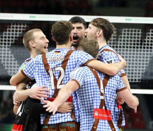 Herrschings joy after winning a point, He Volleyballl, CEV Challenge Cup, 2024 25, WWK Volleys Herrsching vs Cisnere Alter Tenerife, 19 11 24, BMW Park Muenchen, Copyright: WolfgangxFehrmann
