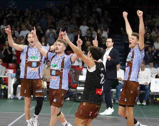 Herrschings joy after winning a point, He Volleyballl, CEV Challenge Cup, 2024 25, WWK Volleys Herrsching vs Cisnere Alter Tenerife, 19 11 24, BMW Park Muenchen, Copyright: WolfgangxFehrmann