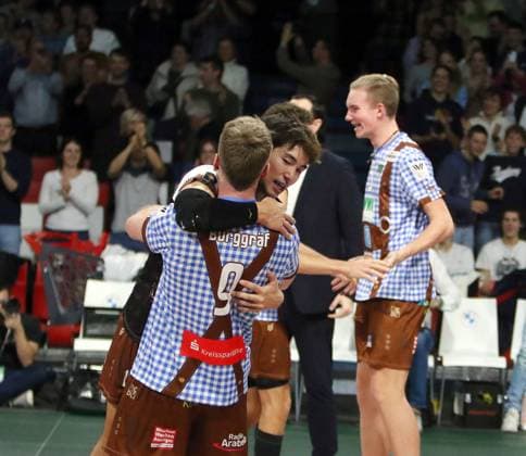 Herrschinger joy after the victory, in front Eric BURGGRAEF Herrsching ,Keisuke MATSUO Herrsching , He Volleyballl, CEV Challenge Cup, 2024 25, WWK Volleys Herrsching vs Cisnere Alter Tenerife, 19 11 24, BMW Park Muenchen, Copyright: WolfgangxFehrmann