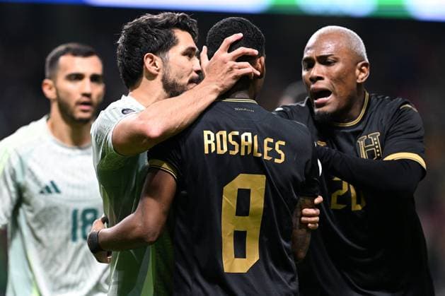 RECORD DATE NOT STATED IV CONCACAF NATIONS LEAGUE 2024-2025 Mexico vs Honduras Henry Martin of Mexico, Deiby Flores and Joseph Rosales of Honduras during the Quarterfinals second leg match between Mexican national team, Nationalteam (Mexico) and Honduras as part of the Concacaf Nations League 2024-2025 at Nemesio Diez Stadium on November 19, 2024 in Toluca, Estado de Mexico, Mexico. TOLUCA ESTADO DE MEXICO MEICO  Copyright: xDavidxLeahx 20241119223047_CNL_CFV_MEX_HON_MARTIN278
