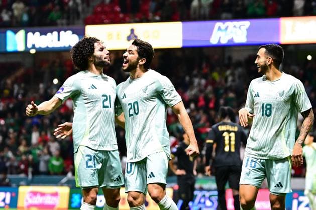 RECORD DATE NOT STATED IV CONCACAF NATIONS LEAGUE 2024-2025 Mexico 4-0 Honduras Henry Martin celebrates his goal 4-0 with Cesar Huerta and Luis Chavez of Mexico during the Quarterfinals second leg match between Mexican national team, Nationalteam (Mexico) and Honduras as part of the Concacaf Nations League 2024-2025 at Nemesio Diez Stadium on November 19, 2024 in Toluca, Estado de Mexico, Mexico. TOLUCA ESTADO DE MEXICO MEICO  Copyright: xAdrianxMaciasx 20241119225339_CNL_CFV_MEX_HON_MARTIN329