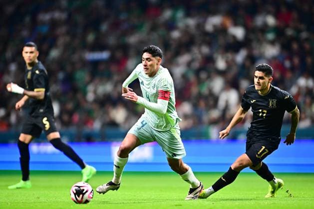 RECORD DATE NOT STATED IV CONCACAF NATIONS LEAGUE 2024-2025 Mexico vs Honduras Edson Alvarez (L) of Mexico fights for the ball with Luis Palma (R) of Honduras during the Quarterfinals second leg match between Mexican national team, Nationalteam (Mexico) and Honduras as part of the Concacaf Nations League 2024-2025 at Nemesio Diez Stadium on November 19, 2024 in Toluca, Estado de Mexico, Mexico. TOLUCA ESTADO DE MEXICO MEICO  Copyright: xAdrianxMaciasx 20241119210318_CNL_CFV_MEX_HON_ALVAREZ118