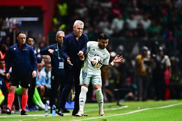 RECORD DATE NOT STATED IV CONCACAF NATIONS LEAGUE 2024-2025 Mexico 4-0 Honduras Javier Aguirre head coach and Alexis Vega of Mexico during the Quarterfinals second leg match between Mexican national team, Nationalteam (Mexico) and Honduras as part of the Concacaf Nations League 2024-2025 at Nemesio Diez Stadium on November 19, 2024 in Toluca, Estado de Mexico, Mexico. TOLUCA ESTADO DE MEXICO MEICO  Copyright: xAdrianxMaciasx 20241119210326_CNL_CFV_MEX_HON_VEGA125