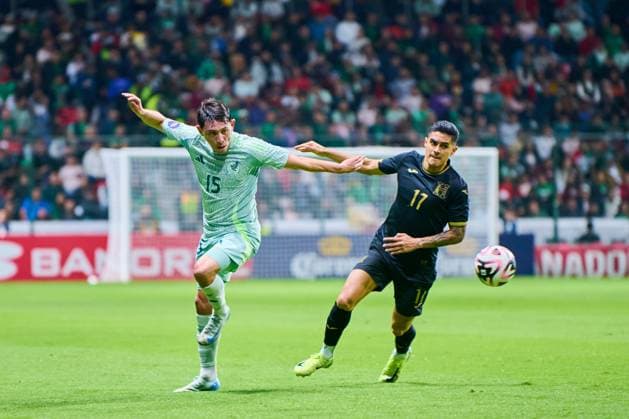 RECORD DATE NOT STATED IV CONCACAF NATIONS LEAGUE 2024-2025 Mexico 4-0 Honduras Rodrigo Huescas (L) of Mexico fights for the ball with Luis Palma (R) of Honduras during the Quarterfinals second leg match between Mexican national team, Nationalteam (Mexico) and Honduras as part of the Concacaf Nations League 2024-2025 at Nemesio Diez Stadium on November 19, 2024 in Toluca, Estado de Mexico, Mexico. TOLUCA ESTADO DE MEXICO MEICO  Copyright: xJosexLuisxMelgarejox 20241119210828_CNL_CFV_MEX_HON_HUESCAS128