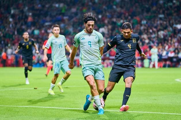 RECORD DATE NOT STATED IV CONCACAF NATIONS LEAGUE 2024-2025 Mexico vs Honduras Raul Jimenez (L) of Mexico fights for the ball with Luis Vega (R) of Honduras during the Quarterfinals second leg match between Mexican national team, Nationalteam (Mexico) and Honduras as part of the Concacaf Nations League 2024-2025 at Nemesio Diez Stadium on November 19, 2024 in Toluca, Estado de Mexico, Mexico. TOLUCA ESTADO DE MEXICO MEICO  Copyright: xJosexLuisxMelgarejox 20241119213254_CNL_CFV_MEX_HON_JIMENEZ163