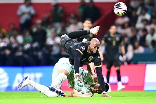 RECORD DATE NOT STATED IV CONCACAF NATIONS LEAGUE 2024-2025 Mexico vs Honduras Yustin Arboleda (L) of Honduras fights fo rthe ball with Cesar Montes (R) of Mexico during the Quarterfinals second leg match between Mexican national team, Nationalteam (Mexico) and Honduras as part of the Concacaf Nations League 2024-2025 at Nemesio Diez Stadium on November 19, 2024 in Toluca, Estado de Mexico, Mexico. TOLUCA ESTADO DE MEXICO MEICO  Copyright: xAdrianxMaciasx 20241119213431_CNL_CFV_MEX_HON_ARBOLEDA172