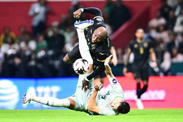 RECORD DATE NOT STATED IV CONCACAF NATIONS LEAGUE 2024-2025 Mexico vs Honduras Yustin Arboleda (L) of Honduras fights fo rthe ball with Cesar Montes (R) of Mexico during the Quarterfinals second leg match between Mexican national team, Nationalteam (Mexico) and Honduras as part of the Concacaf Nations League 2024-2025 at Nemesio Diez Stadium on November 19, 2024 in Toluca, Estado de Mexico, Mexico. TOLUCA ESTADO DE MEXICO MEICO  Copyright: xAdrianxMaciasx 20241119213418_CNL_CFV_MEX_HON_ARBOLEDA183