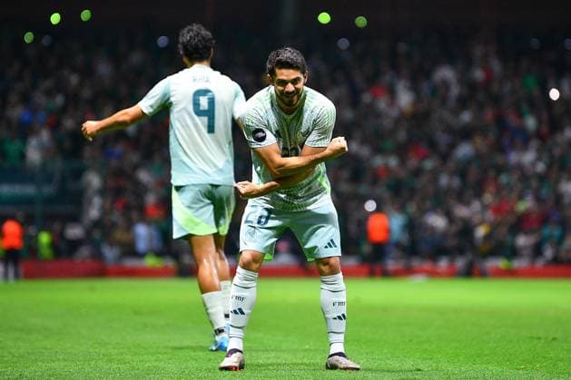RECORD DATE NOT STATED IV CONCACAF NATIONS LEAGUE 2024-2025 Mexico 4-0 Honduras Henry Martin celebrates his goal 2-0 with Raul Jimenez of Mexico during the Quarterfinals second leg match between Mexican national team, Nationalteam (Mexico) and Honduras as part of the Concacaf Nations League 2024-2025 at Nemesio Diez Stadium on November 19, 2024 in Toluca, Estado de Mexico, Mexico. TOLUCA ESTADO DE MEXICO MEICO  Copyright: xAdrianxMaciasx 20241119221206_CNL_CFV_MEX_HON_MARTIN219