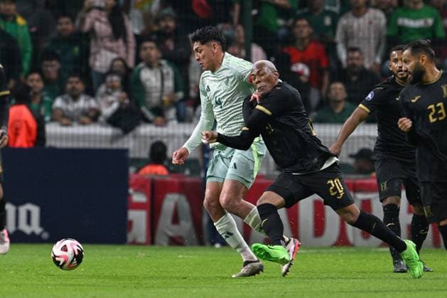 RECORD DATE NOT STATED IV CONCACAF NATIONS LEAGUE 2024-2025 Mexico vs Honduras Edson Alvarez (L) of Mexico fights fo rthe ball with Deiby Flores (R) of Honduras during the Quarterfinals second leg match between Mexican national team, Nationalteam (Mexico) and Honduras as part of the Concacaf Nations League 2024-2025 at Nemesio Diez Stadium on November 19, 2024 in Toluca, Estado de Mexico, Mexico. TOLUCA ESTADO DE MEXICO MEICO  Copyright: xDavidxLeahx 20241119220031_CNL_CFV_MEX_HON_ALVAREZ235