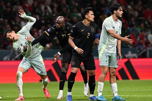 RECORD DATE NOT STATED IV CONCACAF NATIONS LEAGUE 2024-2025 Mexico vs Honduras Jesus Orozco of Mexico, Yustin Arboleda, Denil Maldonado of Honduras and Raul Jimenez of Mexico during the Quarterfinals second leg match between Mexican national team, Nationalteam (Mexico) and Honduras as part of the Concacaf Nations League 2024-2025 at Nemesio Diez Stadium on November 19, 2024 in Toluca, Estado de Mexico, Mexico. TOLUCA ESTADO DE MEXICO MEICO  Copyright: xDavidxLeahx 20241119220021_CNL_CFV_MEX_HON_OROZCO242