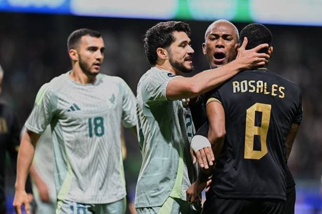 RECORD DATE NOT STATED IV CONCACAF NATIONS LEAGUE 2024-2025 Mexico vs Honduras Henry Martin of Mexico, Deiby Flores and Joseph Rosales of Honduras during the Quarterfinals second leg match between Mexican national team, Nationalteam (Mexico) and Honduras as part of the Concacaf Nations League 2024-2025 at Nemesio Diez Stadium on November 19, 2024 in Toluca, Estado de Mexico, Mexico. TOLUCA ESTADO DE MEXICO MEICO  Copyright: xDavidxLeahx 20241119223051_CNL_CFV_MEX_HON_MARTIN273