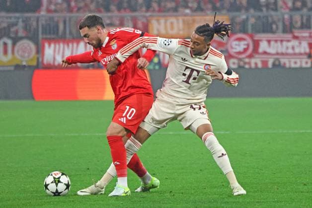 17 Michael Olise FCB vs 10 Orkun Kokcu Benfica, red action, tackle, football FC Bayern Munich SL Benfica Lisbon UEFA Champions League 06 11 2024 Allianz Arena PHOTO Mladen Lackovic LakoPress