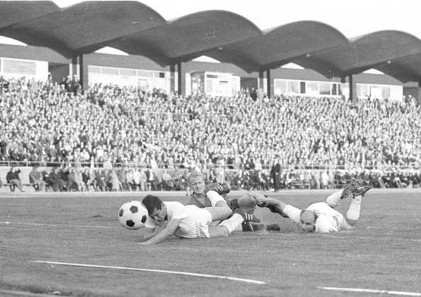 Archivbilder der Woche SPORT KW47 DFB Pokalfinale in Hannover am 29.08.1962 1. FC Nürnberg - Fortuna Düsseldorf 1:2 Foulspiel Mitte Strehl (FCN) und rechts Kalli Hoffmann *** DFB Cup Final in Hanover on 29 08 1962 1 FC Nürnberg Fortuna Düsseldorf 1 2 Foul play center Strehl FCN and right Kalli Hoffmann HM