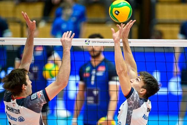 VOLLEYBALL - CEV CL, Tirol vs Milano INNSBRUCK,AUSTRIA,20.NOV.24 - VOLLEYBALL - CEV Champions League, Hypo Tirol vs Allianz Milano. Image shows Jordan Ralph Schnitzer and Nicola Zonta (Milano) during warm up.  GEPAxpictures xDanielxSchoenherr