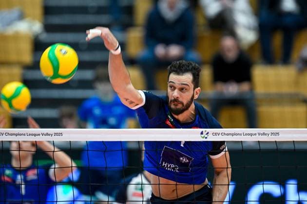VOLLEYBALL - CEV CL, Tirol vs Milano INNSBRUCK,AUSTRIA,20.NOV.24 - VOLLEYBALL - CEV Champions League, Hypo Tirol vs Allianz Milano. Image shows Pedro Henrique Frances (Tirol) during warm up.  GEPAxpictures xDanielxSchoenherr