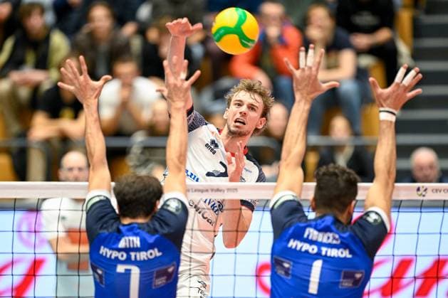 VOLLEYBALL - CEV CL, Tirol vs Milano INNSBRUCK,AUSTRIA,20.NOV.24 - VOLLEYBALL - CEV Champions League, Hypo Tirol vs Allianz Milano. Image shows Arthur Nath (Tirol), Ferre Reggers (Milano) and Pedro Henrique Frances (Tirol).  GEPAxpictures xDanielxSchoenherr