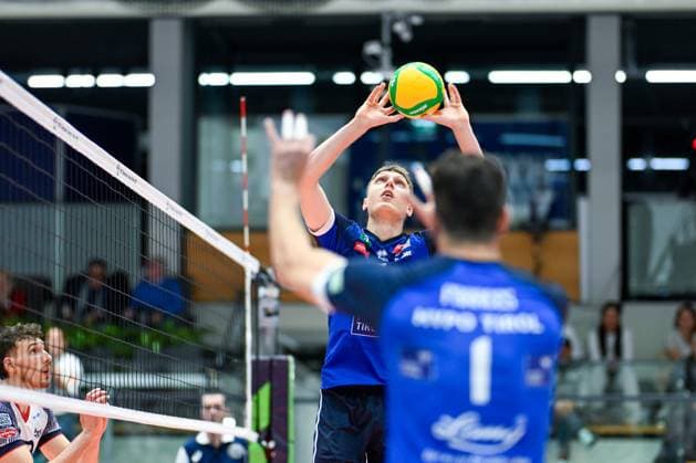 VOLLEYBALL - CEV CL, Tirol vs Milano INNSBRUCK,AUSTRIA,20.NOV.24 - VOLLEYBALL - CEV Champions League, Hypo Tirol vs Allianz Milano. Image shows Robert Viiber and Pedro Henrique Frances (Tirol).  GEPAxpictures xDanielxSchoenherr