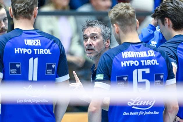 VOLLEYBALL - CEV CL, Tirol vs Milano INNSBRUCK,AUSTRIA,20.NOV.24 - VOLLEYBALL - CEV Champions League, Hypo Tirol vs Allianz Milano. Image shows head coach Lorenzo Tubertini (Tirol).  GEPAxpictures xDanielxSchoenherr