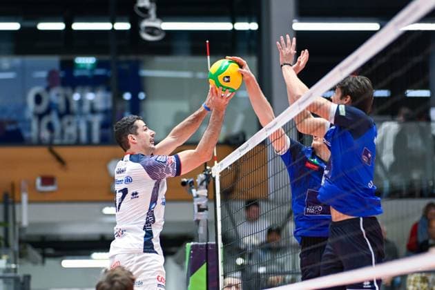 VOLLEYBALL - CEV CL, Tirol vs Milano INNSBRUCK,AUSTRIA,20.NOV.24 - VOLLEYBALL - CEV Champions League, Hypo Tirol vs Allianz Milano. Image shows Yacine Louati (Milano), Robert Viiber and Kyle Michael Paulison (Tirol).  GEPAxpictures xDanielxSchoenherr