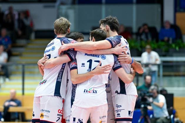 VOLLEYBALL - CEV CL, Tirol vs Milano INNSBRUCK,AUSTRIA,20.NOV.24 - VOLLEYBALL - CEV Champions League, Hypo Tirol vs Allianz Milano. Image shows the rejoicing of Allianz Milano.  GEPAxpictures xDanielxSchoenherr