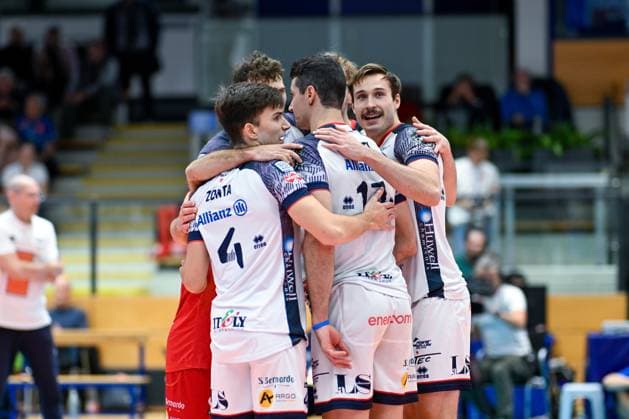 VOLLEYBALL - CEV CL, Tirol vs Milano INNSBRUCK,AUSTRIA,20.NOV.24 - VOLLEYBALL - CEV Champions League, Hypo Tirol vs Allianz Milano. Image shows the rejoicing of Allianz Milano.  GEPAxpictures xDanielxSchoenherr