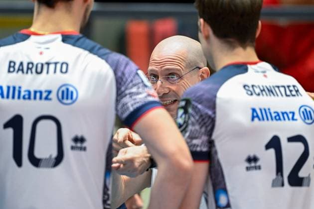 VOLLEYBALL - CEV CL, Tirol vs Milano INNSBRUCK,AUSTRIA,20.NOV.24 - VOLLEYBALL - CEV Champions League, Hypo Tirol vs Allianz Milano. Image shows head coach Roberto Piazza (Milano).  GEPAxpictures xDanielxSchoenherr
