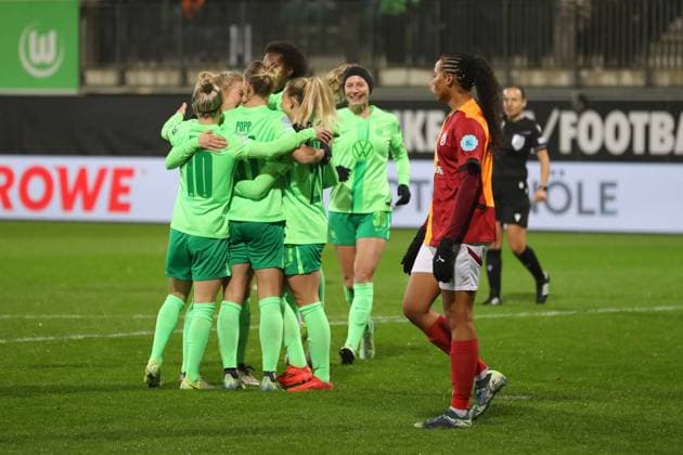 VfL vs Galatasaray SK, CL Women Wolfsburg, 20 11 2024, FOOTBALL VfL Wolfsburg vs Galatasaray SK, group round Champions League Women, 2024 season 25 Alexandra Popp VfL Wolfsburg celebrates with the team after her goal to make it 1 0 Wolfsburg