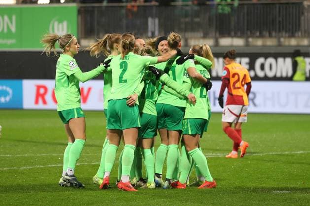 VfL vs Galatasaray SK, CL Women Wolfsburg, 20 11 2024, FOOTBALL VfL Wolfsburg vs Galatasaray SK, group round Champions League Women, 2024 season 25 Alexandra Popp VfL Wolfsburg celebrates with the team after her goal to make it 1 0 Wolfsburg