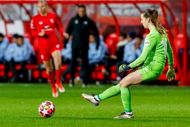 goalkeeper Olivia Clark of FC Twente controls the ball , UEFA Women s Champions League 2024 25 Group Stage MD4, FC Twente v Real Madrid CF, FC Twente Stadium, November 20, 2024, Enschede, Netherlands.