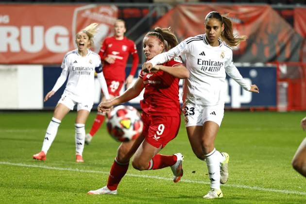 ENSCHEDE - (l-r) Jaimy Ravensbergen of FC Twente, Maelle Lakrar of Real Madrid during the UEFA Champions League women s match between FC Twente and Real Madrid at Stadion De Grolsch Veste on Nov. 20, 2024 in Enschede, Netherlands. ANP VINCENT JANNINK UEFA Women s Champions League 2024 25 Group Stage MD4 2024 25 xVIxANPxSportx xxANPxIVx 513899715 originalFilename: 513899715.jpg