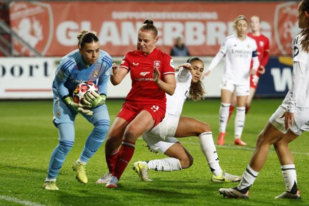 ENSCHEDE - (l-r) Real Madrid goalkeeper Misa, Jaimy Ravensbergen of FC Twente, Maelle Lakrar of Real Madrid during the UEFA Champions League women s match between FC Twente and Real Madrid at Stadion De Grolsch Veste on Nov. 20, 2024 in Enschede, Netherlands. ANP VINCENT JANNINK UEFA Women s Champions League 2024 25 Group Stage MD4 2024 25 xVIxANPxSportx xxANPxIVx 513899848 originalFilename: 513899848.jpg