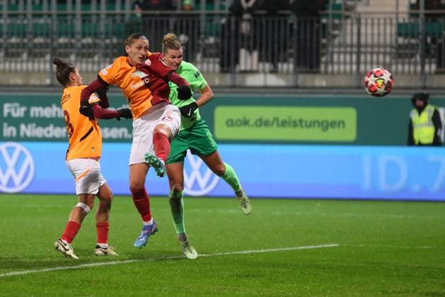 VfL vs Galatasaray SK, CL Women Wolfsburg, 20 11 2024, FOOTBALL VfL Wolfsburg vs Galatasaray SK, group round Champions League Women, 2024 season 25 Alexandra Popp VfL Wolfsburg scores header to make it 2 0, Eda Karatas Galatasaray Wolfsburg