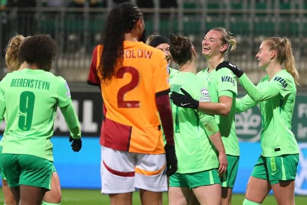 VfL vs Galatasaray SK, CL Women Wolfsburg, 20 11 2024, FOOTBALL VfL Wolfsburg vs Galatasaray SK, group round Champions League Women, 2024 season 25 Alexandra Popp VfL Wolfsburg celebrates with the team after her goal to make it 2 0 Wolfsburg