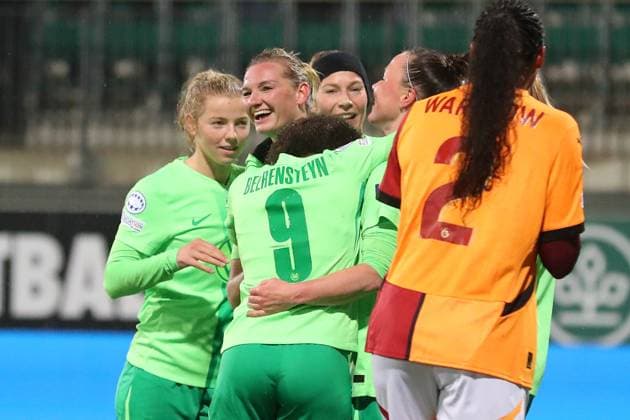 VfL vs Galatasaray SK, CL Women Wolfsburg, 20 11 2024, FOOTBALL VfL Wolfsburg vs Galatasaray SK, group round Champions League Women, 2024 season 25 Alexandra Popp VfL Wolfsburg celebrates with the team after her goal to make it 2 0 Wolfsburg