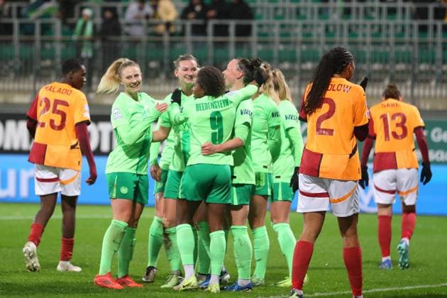 VfL vs Galatasaray SK, CL Women Wolfsburg, 20 11 2024, FOOTBALL VfL Wolfsburg vs Galatasaray SK, group round Champions League Women, 2024 season 25 Alexandra Popp VfL Wolfsburg celebrates with the team after her goal to make it 2 0 Wolfsburg