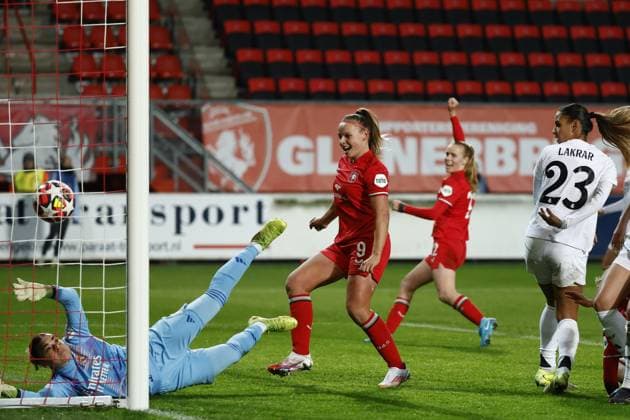 Sport Bilder des Tages ENSCHEDE - Jaimy Ravensbergen of FC Twente scores the 1-0. (l-r) Real Madrid goalkeeper Misa, Jaimy Ravensbergen of FC Twente, Maelle Lakrar of Real Madrid during the UEFA Champions League women s match between FC Twente and Real Madrid at Stadion De Grolsch Veste on Nov. 20, 2024 in Enschede, Netherlands. ANP VINCENT JANNINK UEFA Women s Champions League 2024 25 Group Stage MD4 2024 25 xVIxANPxSportx xxANPxIVx 513900835 originalFilename: 513900835.jpg