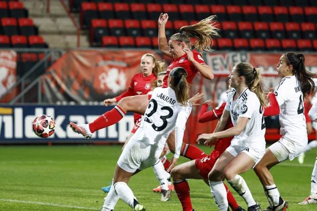 ENSCHEDE - Jaimy Ravensbergen of FC Twente scores the 1-0. (l-r) Maelle Lakrar of Real Madrid, Jaimy Ravensbergen of FC Twente during the UEFA Champions League women s match between FC Twente and Real Madrid at Stadion De Grolsch Veste on Nov. 20, 2024 in Enschede, Netherlands. ANP VINCENT JANNINK UEFA Women s Champions League 2024 25 Group Stage MD4 2024 25 xVIxANPxSportx xxANPxIVx 513900969 originalFilename: 513900969.jpg