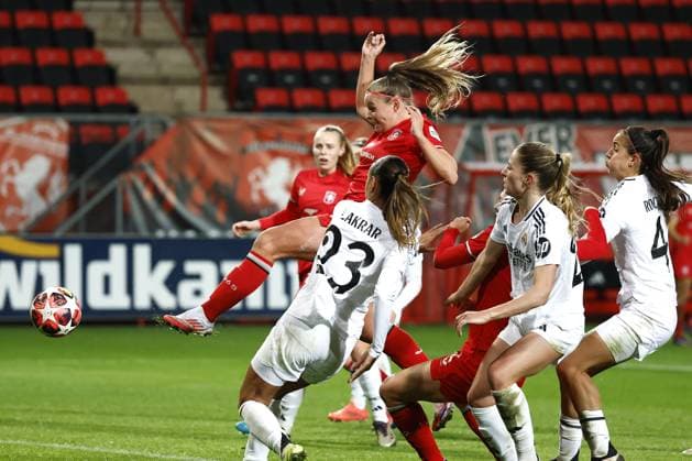 ENSCHEDE - Jaimy Ravensbergen of FC Twente scores the 1-0. (l-r) Maelle Lakrar of Real Madrid, Jaimy Ravensbergen of FC Twente during the UEFA Champions League women s match between FC Twente and Real Madrid at Stadion De Grolsch Veste on Nov. 20, 2024 in Enschede, Netherlands. ANP VINCENT JANNINK UEFA Women s Champions League 2024 25 Group Stage MD4 2024 25 xVIxANPxSportx xxANPxIVx 513900990 originalFilename: 513900990.jpg