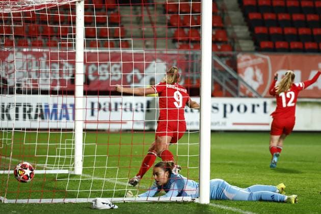 ENSCHEDE - Jaimy Ravensbergen of FC Twente (9) celebrates the 1-0, Real Madrid goalkeeper Misa during the UEFA Champions League women s match between FC Twente and Real Madrid at Stadion De Grolsch Veste on Nov. 20, 2024 in Enschede, Netherlands. ANP VINCENT JANNINK UEFA Women s Champions League 2024 25 Group Stage MD4 2024 25 xVIxANPxSportx xxANPxIVx 513900995 originalFilename: 513900995.jpg