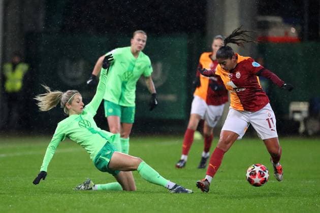 VfL vs Galatasaray SK, CL Women Wolfsburg, 20 11 2024, FOOTBALL VfL Wolfsburg vs Galatasaray SK, group round Champions League Women, season 2024 25 Kathrin Hendrich VfL Wolfsburg , Catalina Usme Galatasaray Wolfsburg