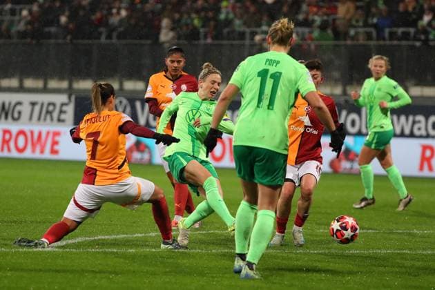 VfL vs Galatasaray SK, CL Women Wolfsburg, 20 11 2024, FOOTBALL VfL Wolfsburg vs Galatasaray SK, group round Champions League Women, season 2024 25 Arzu Karabulut Galatasaray , Svenja Huth VfL Wolfsburg , Wolfsburg