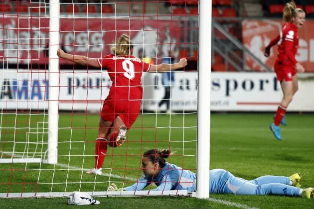 ENSCHEDE - Jaimy Ravensbergen of FC Twente (9) celebrates the 1-0, Real Madrid goalkeeper Misa during the UEFA Champions League women s match between FC Twente and Real Madrid at Stadion De Grolsch Veste on Nov. 20, 2024 in Enschede, Netherlands. ANP VINCENT JANNINK UEFA Women s Champions League 2024 25 Group Stage MD4 2024 25 xVIxANPxSportx xxANPxIVx 513901018 originalFilename: 513901018.jpg