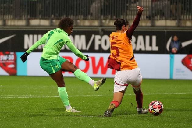 VfL vs Galatasaray SK, CL Women Wolfsburg, 20 11 2024, FOOTBALL VfL Wolfsburg vs Galatasaray SK, group round Champions League Women, season 2024 25 Lineth Beerensteyn VfL Wolfsburg , Eda Karatas Galatasaray Wolfsburg