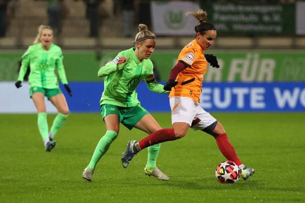 VfL vs Galatasaray SK, CL Women Wolfsburg, 20 11 2024, FOOTBALL VfL Wolfsburg vs Galatasaray SK, group round Champions League Women, season 2024 25 Svenja Huth VfL Wolfsburg , Arzu Karabulut Galatasaray Wolfsburg